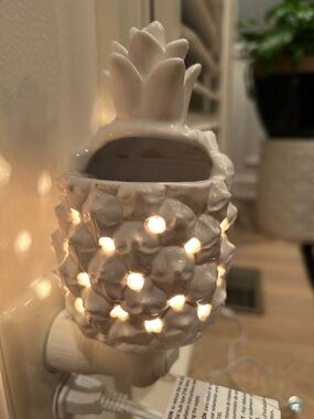 Scentsy wax warmer Ceramic Pineapple Plug-In Night Light - White